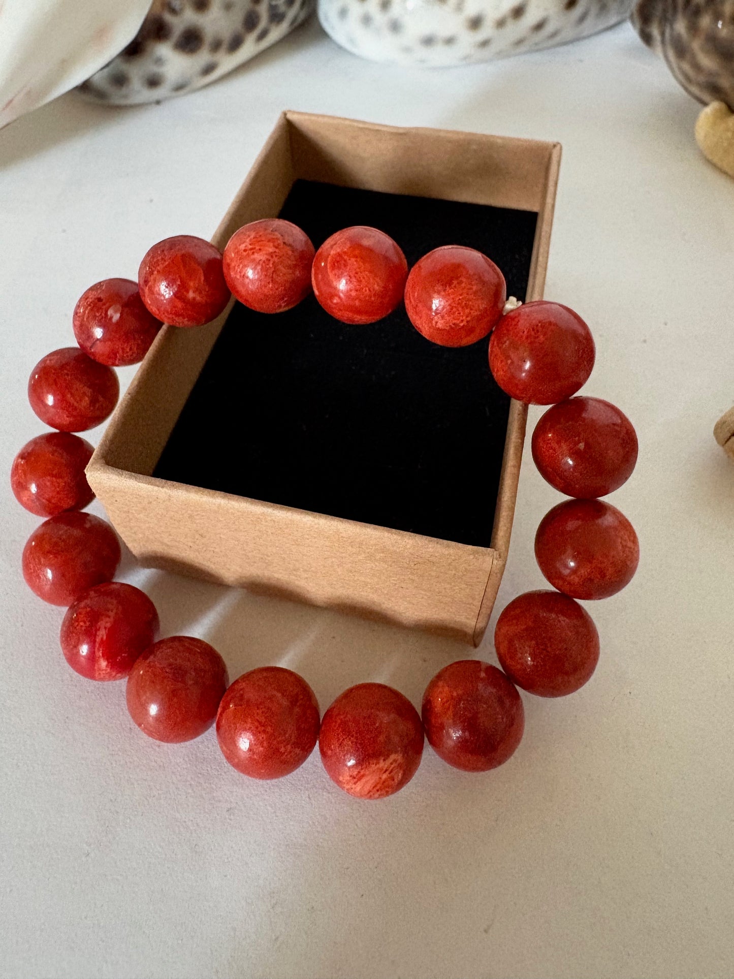 Vintage Korallenarmband mit großen Kugeln in warmem Rot – Elastisches Statement-Armband