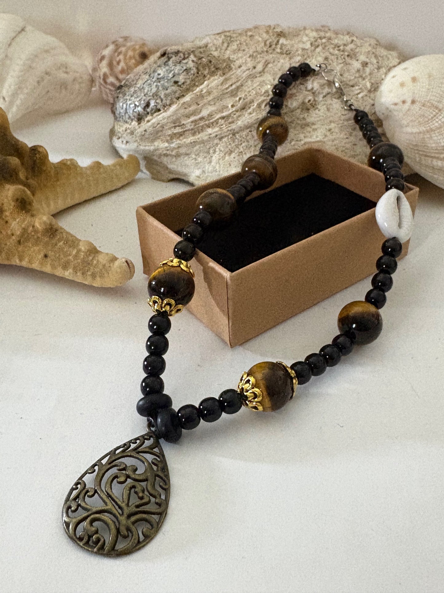 Handgefertigte Tigerauge-Kette kurz – 34 cm – Ornament-Anhänger – Boho Unikat