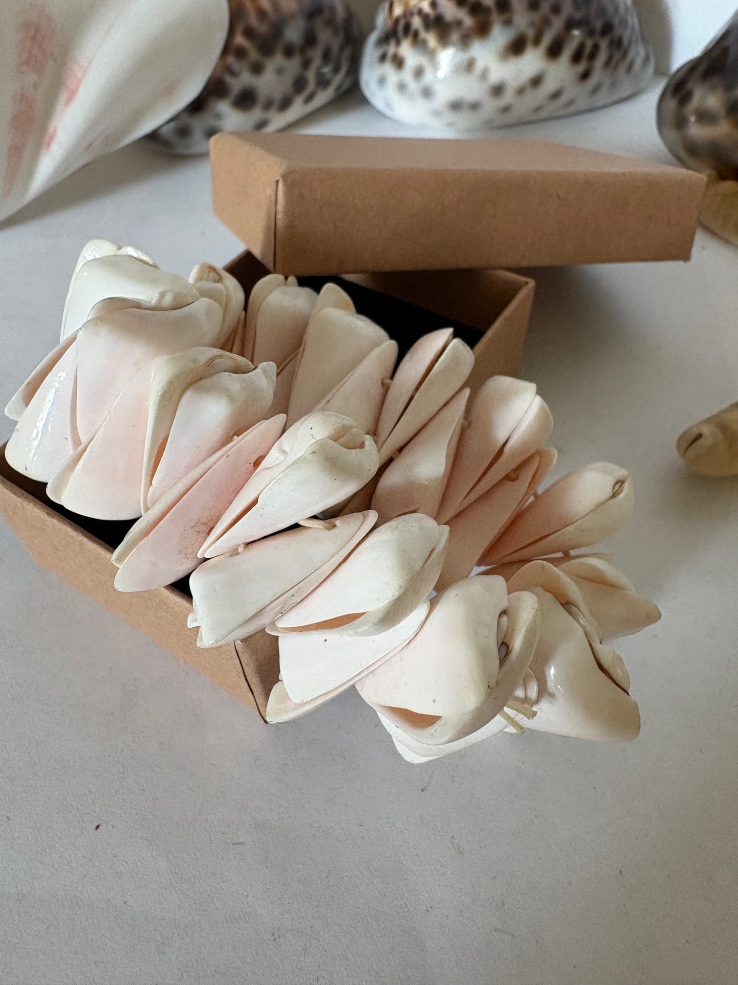 Vintage Muschelarmband in Blütenoptik – Elastisches Statement-Armband