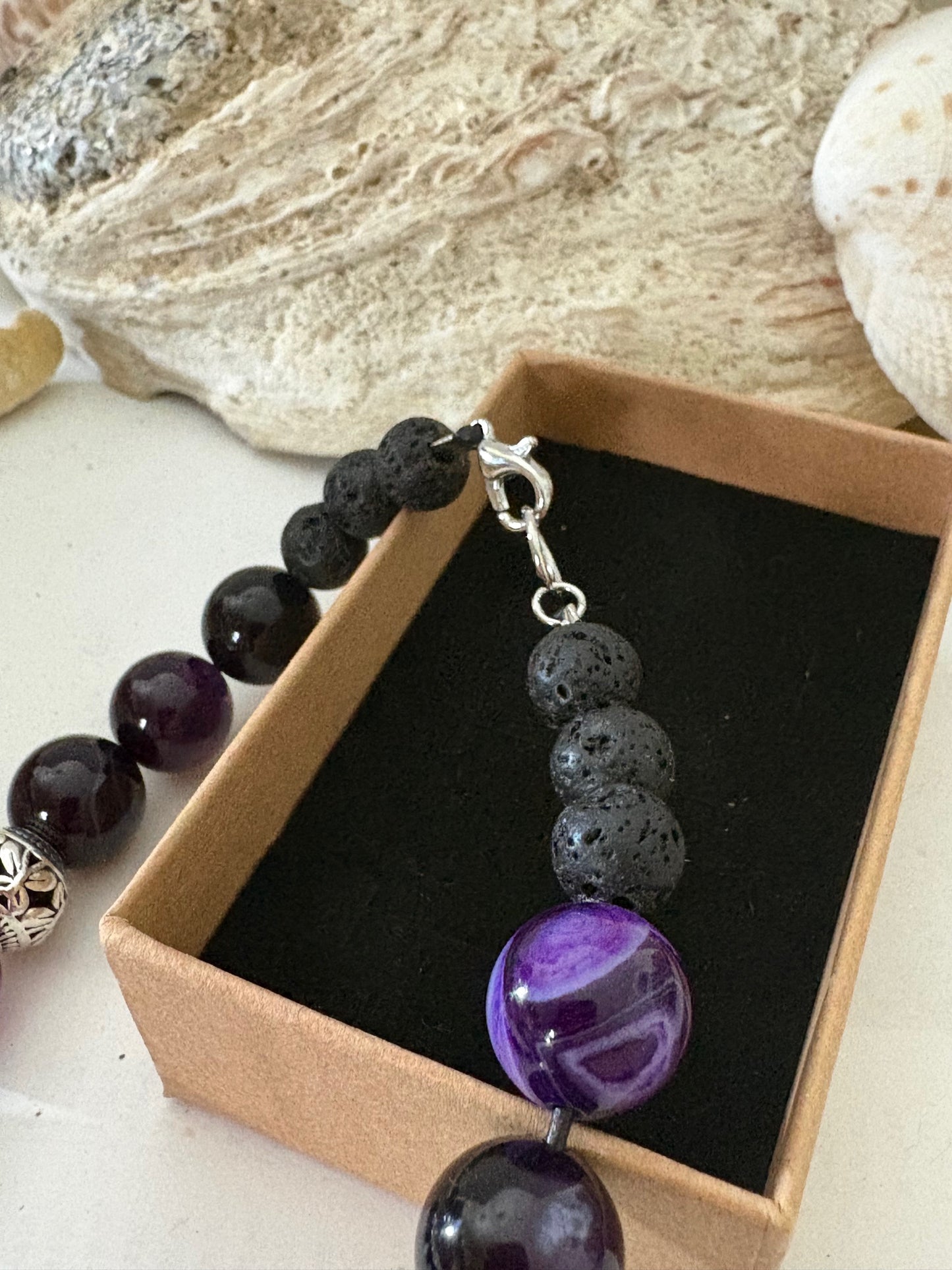 Handgefertigte Achat-Kette mit Muscheldetail – Lava & Metall – Boho Unikat