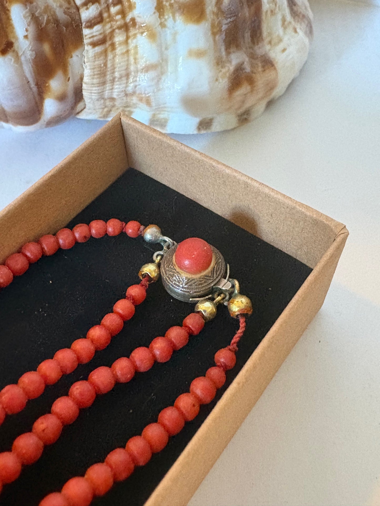 Art-Déco Vintage Korallenkette mit 800er Silber Verschluss – 47 cm Rot-Orange