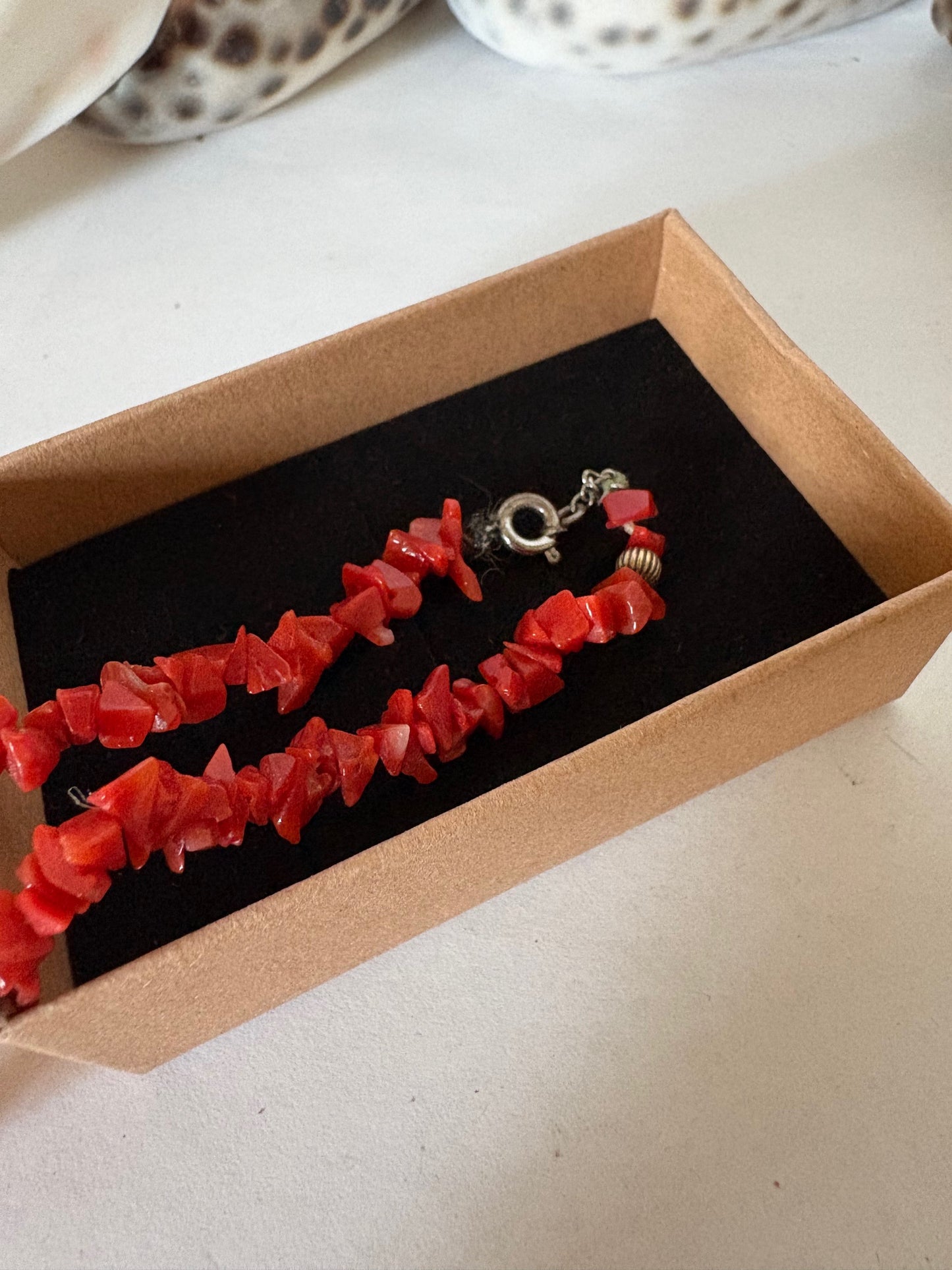 Lange Vintage Korallenkette in kräftigem Rot – 89,5 cm leichte Splitterkette