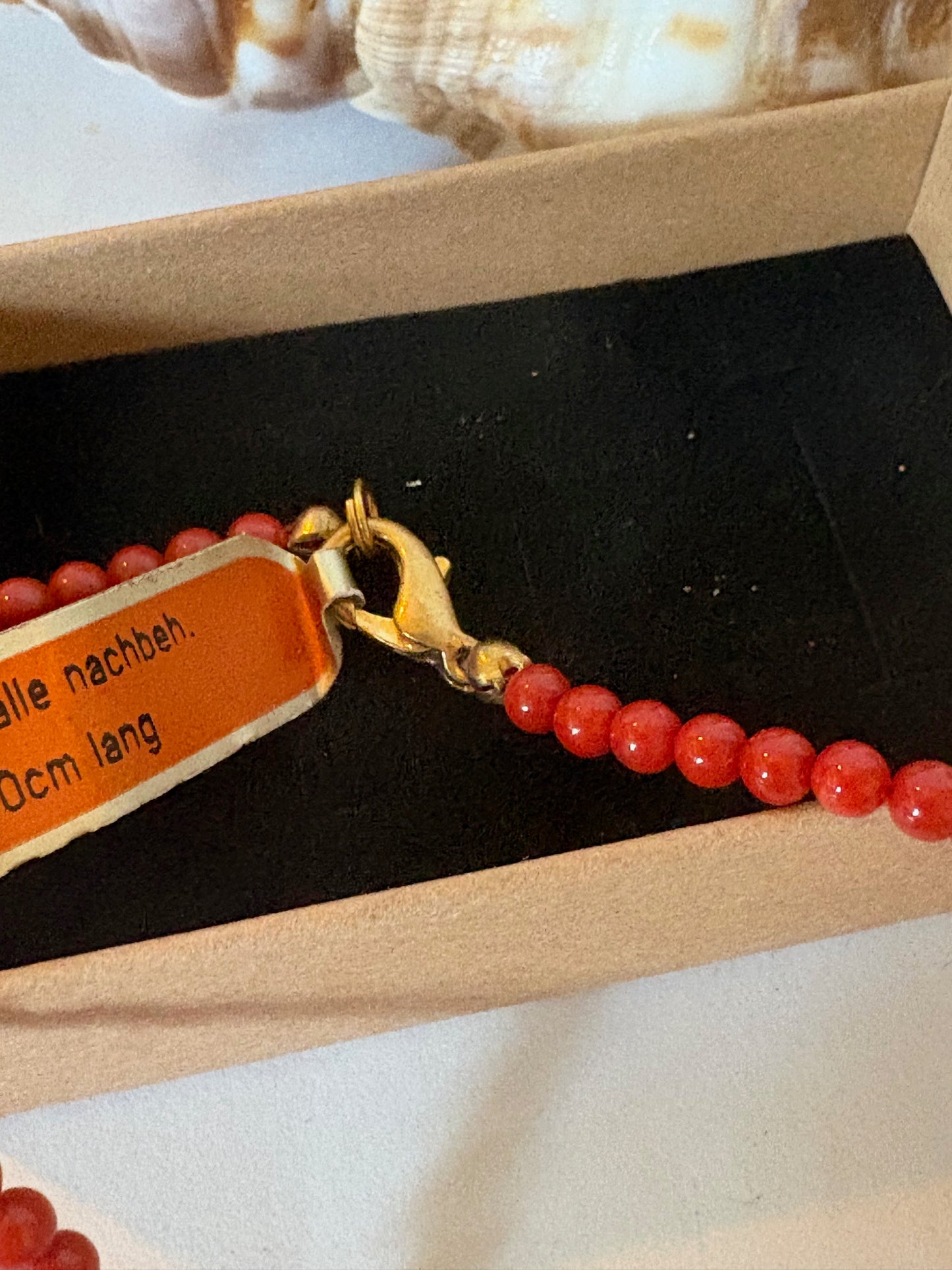 Feine Vintage Korallenkette 60 cm – Zarte Rot-Orange Perlen mit Goldoptik Verschluss