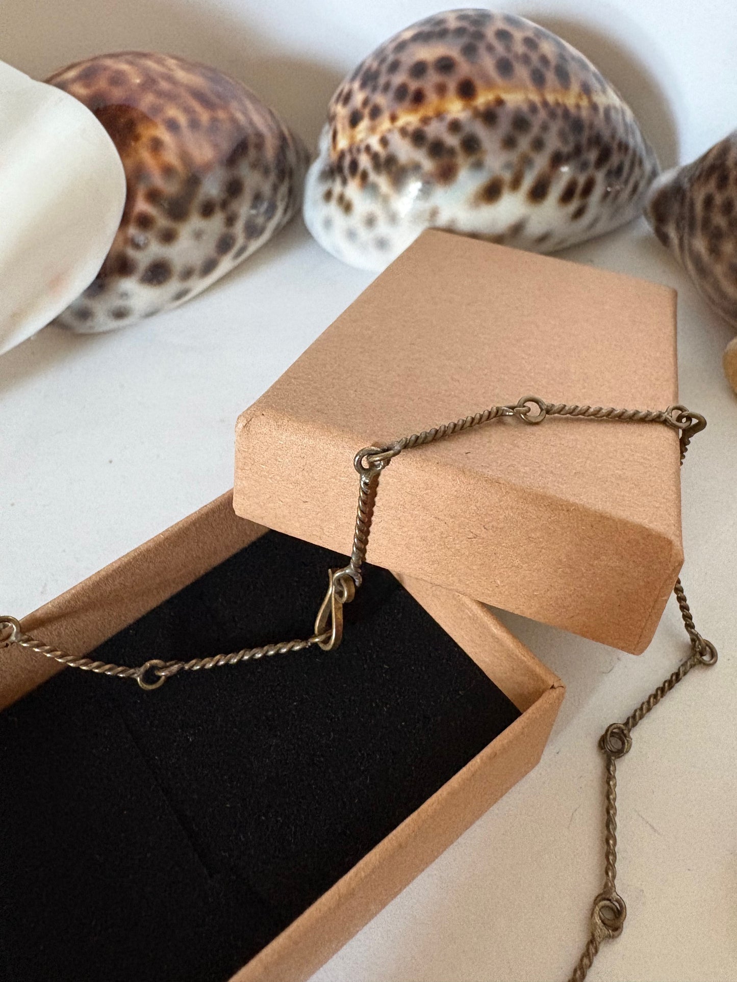 Vintage Korallen Collier mit Zierelementen – Antik inspirierte Halskette mit Metallornamenten