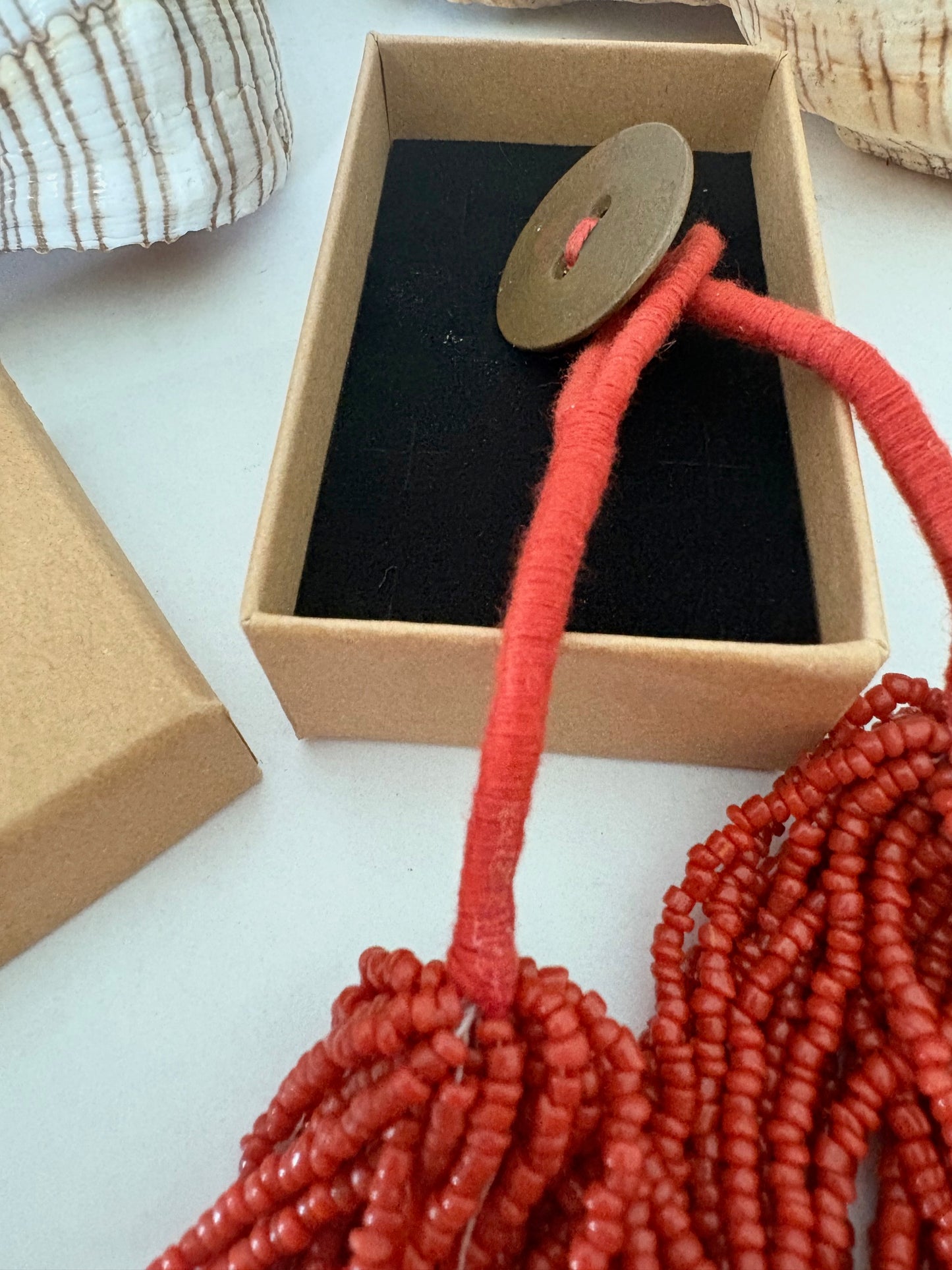 Mehrreihige Vintage-Korallenkette in kräftigem Rot – opulentes Statement-Collier mit textilem Verschluss