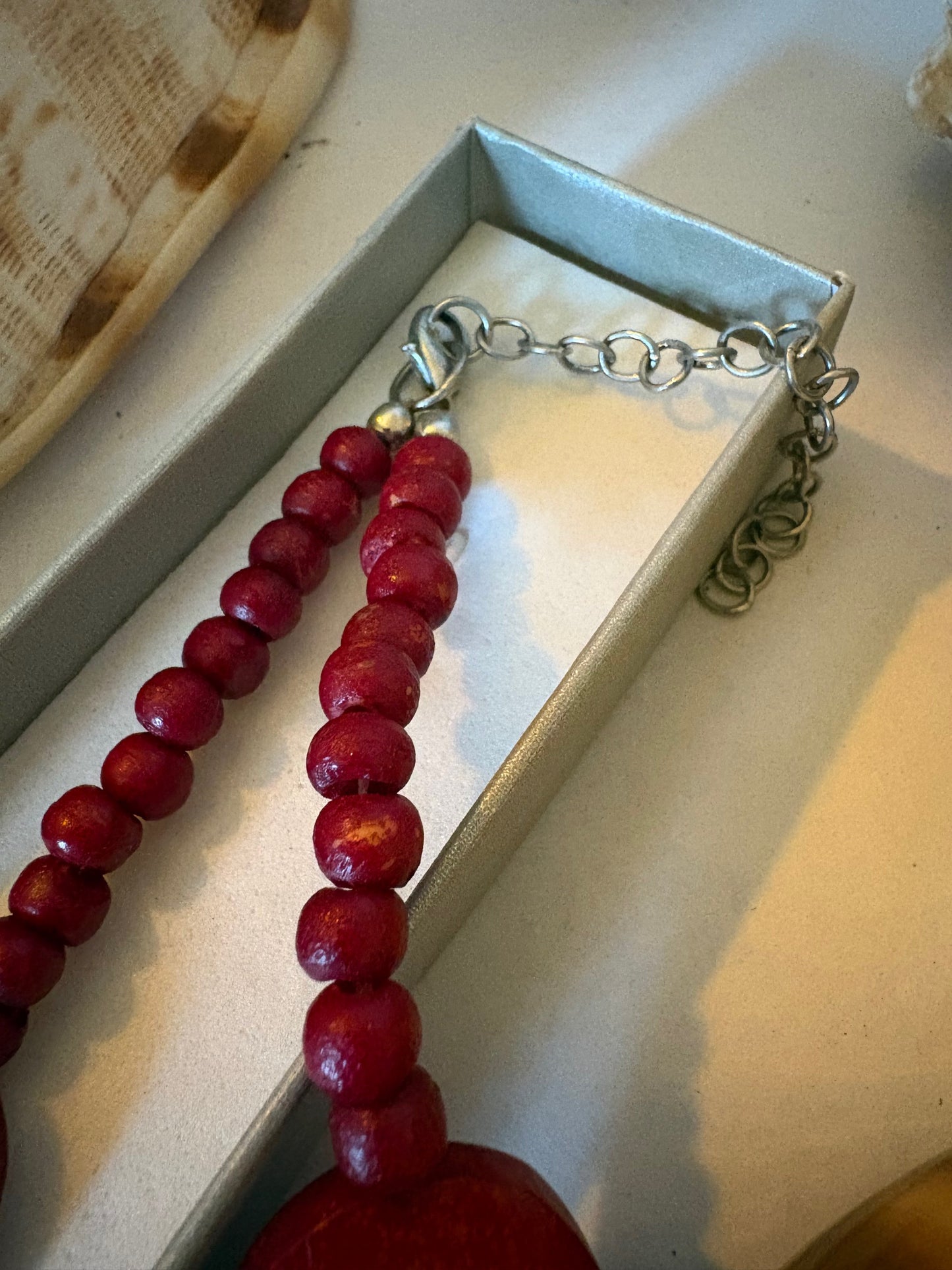 Vintage Tagua Nuss Kette in Rot – Handgearbeitete Statementkette mit Verlängerung