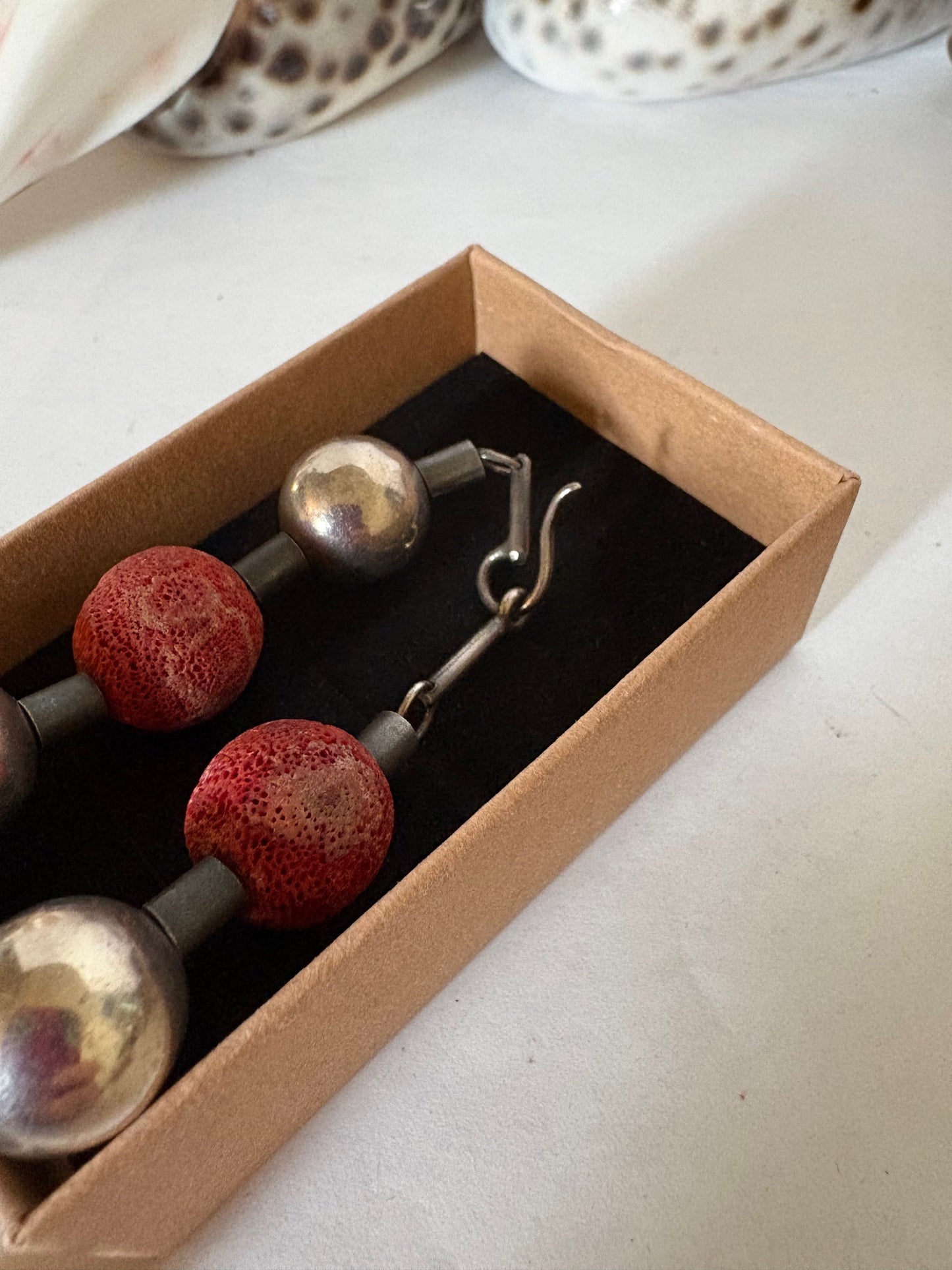 Vintage Korallenkette mit großen Kugeln und Metallakzenten – 48 cm Statement-Collier