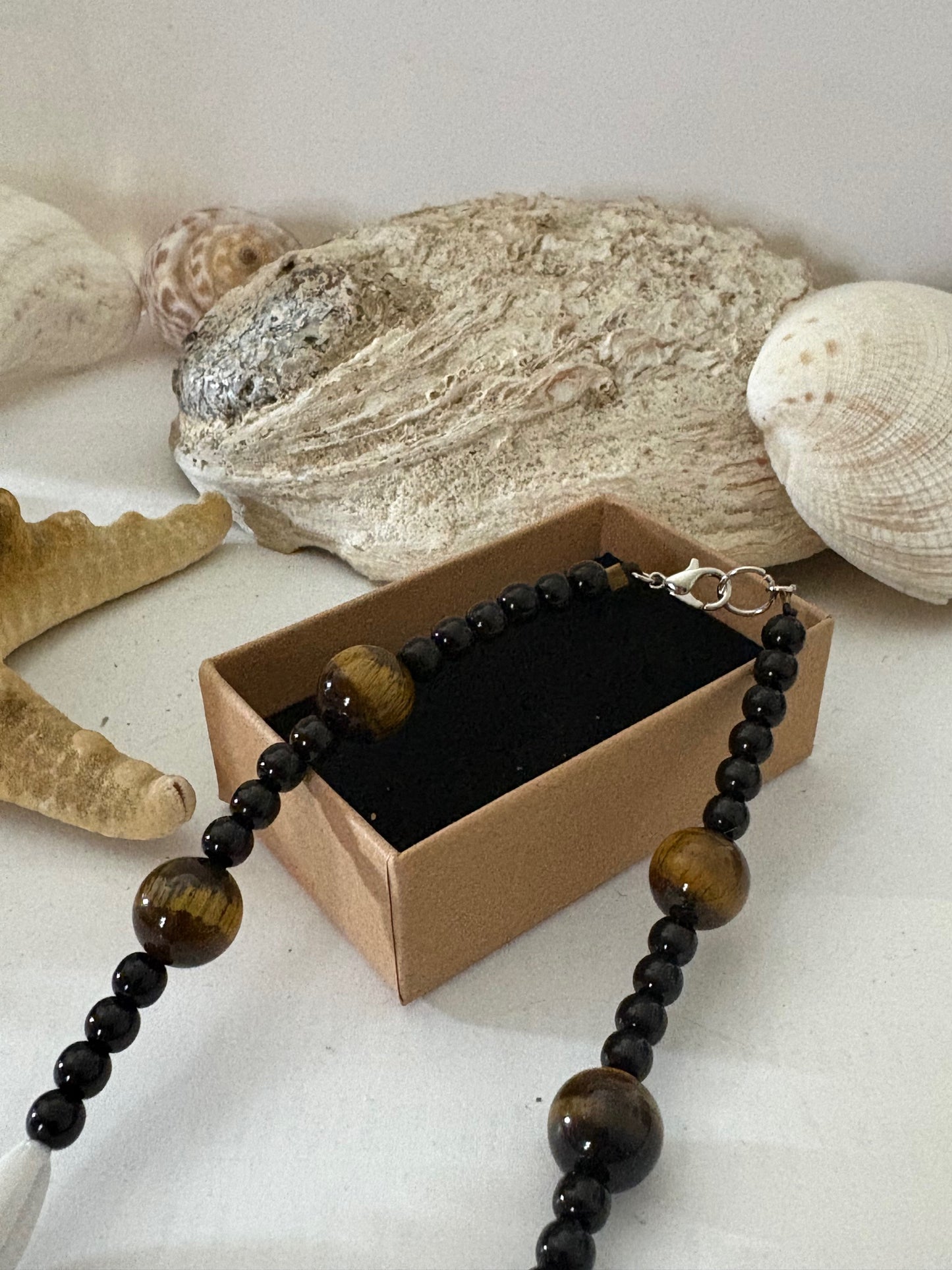 Handgefertigte Tigerauge-Kette mit Ornament-Anhänger – 40 cm – Boho Unikat