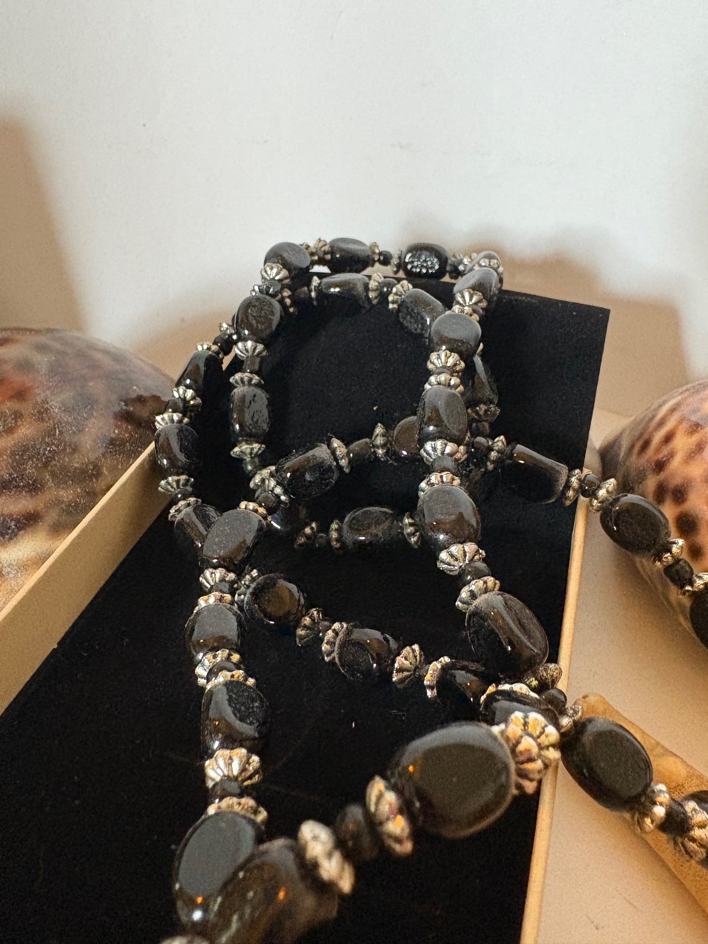 Vintage Halskette mit großem Anhänger – ca. 73 cm – dunkle Schmucksteine & dekorative Metall-Elemente