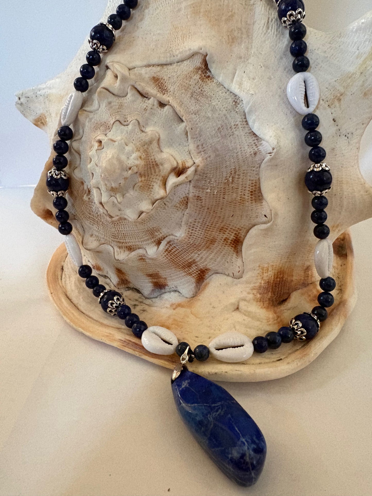 Handgefertigte Halskette aus Lapislazuli & Muscheln – ca. 47,5 cm