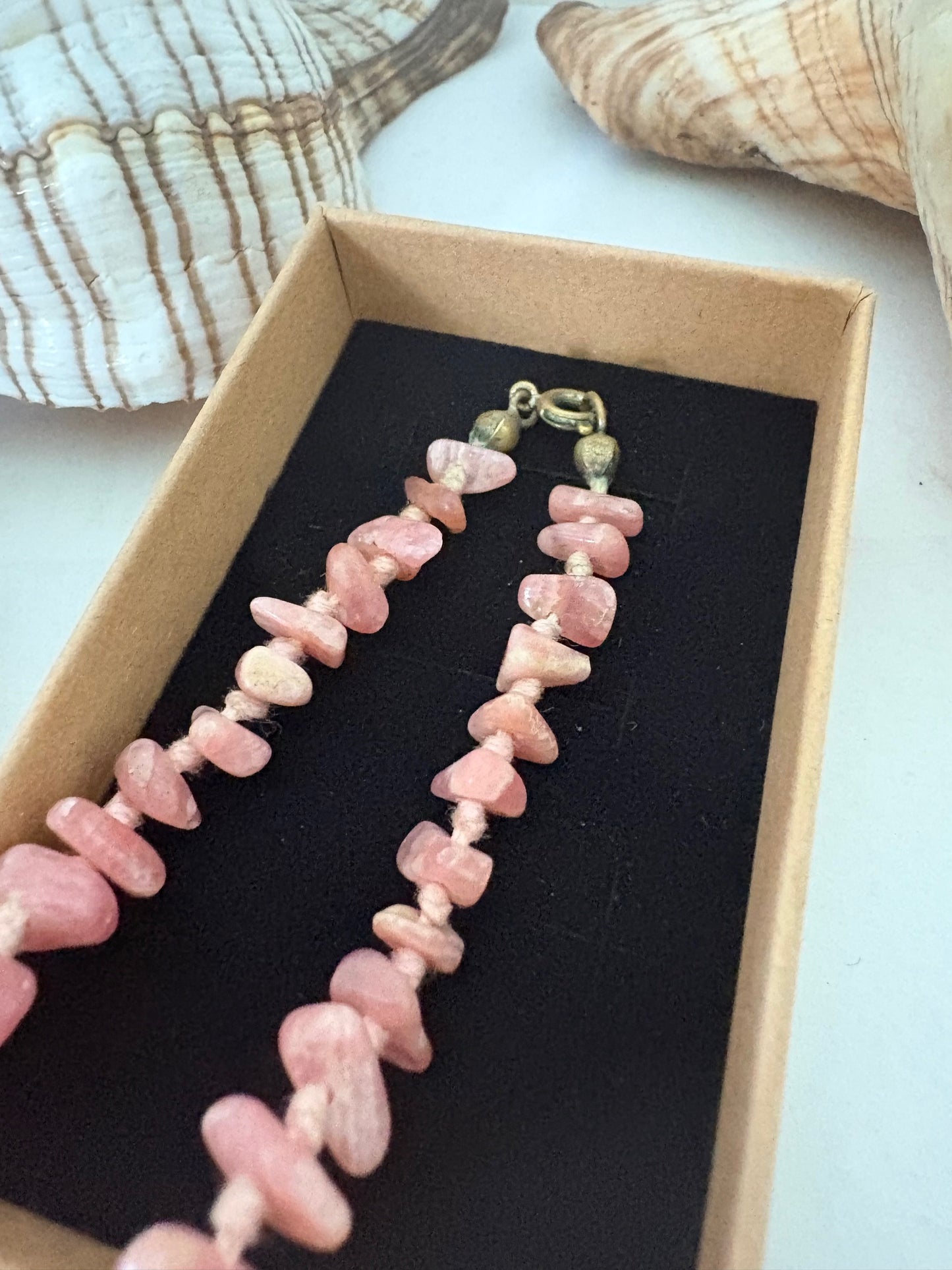 Lange Vintage-Rhodonitkette mit unregelmäßigen Steinelementen in Rosatönen