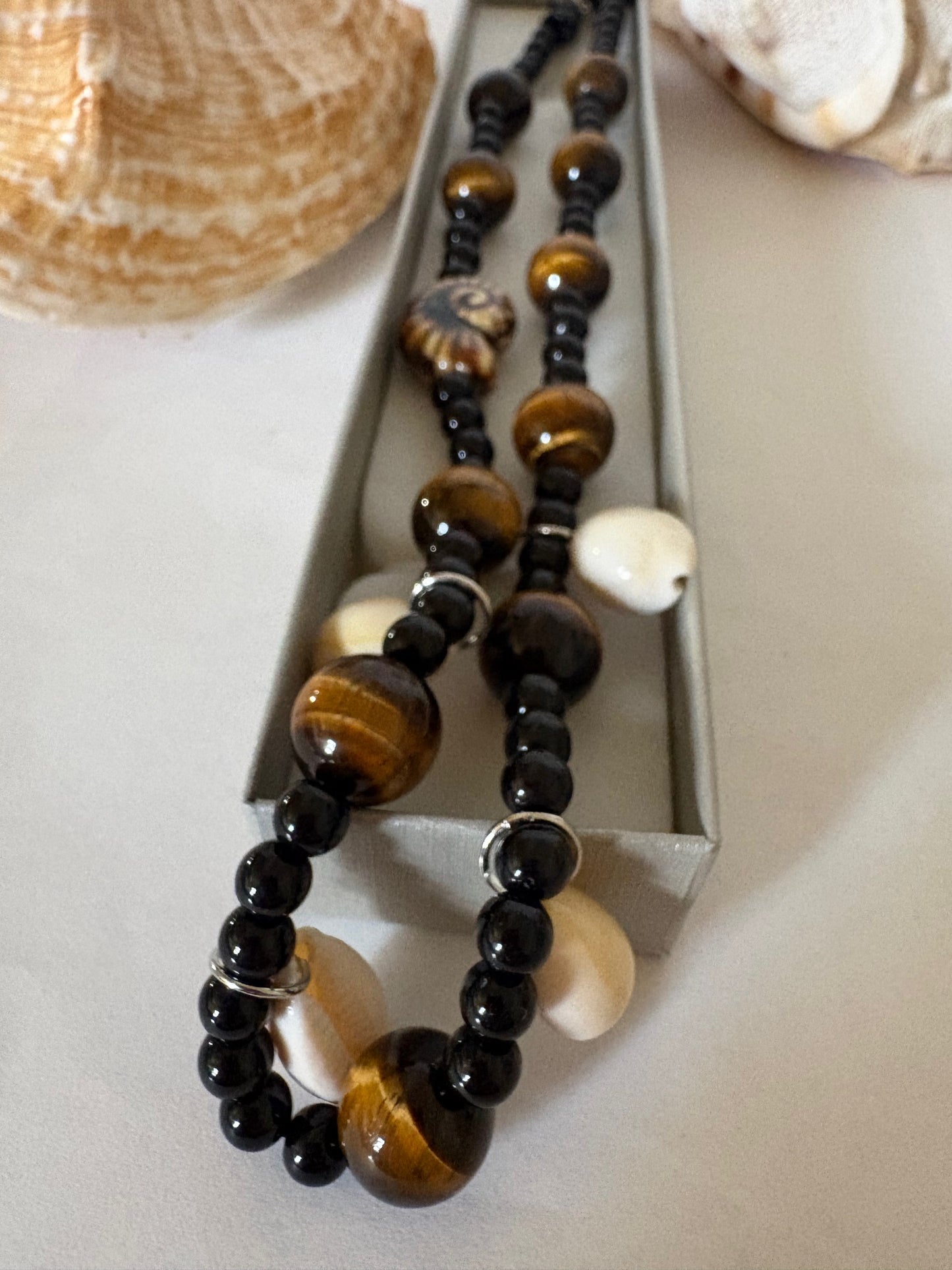 Handgefertigte Tigerauge-Muschelkette mit Schungit, Naturstein & Acryl