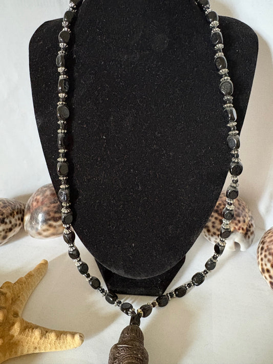 Vintage Halskette mit großem Anhänger – ca. 73 cm – dunkle Schmucksteine & dekorative Metall-Elemente