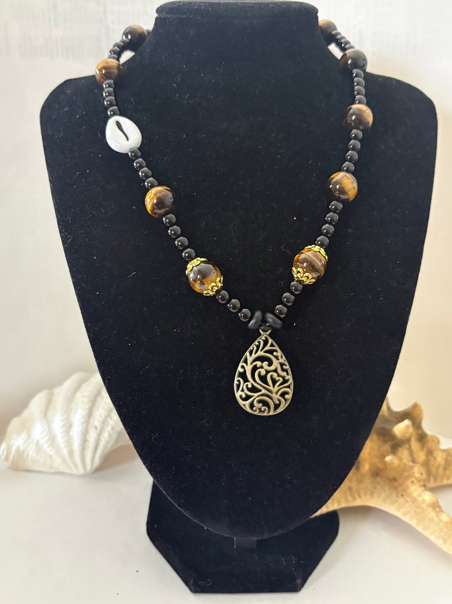 Handgefertigte Tigerauge-Kette mit Ornament-Anhänger – 40 cm – Boho Unikat