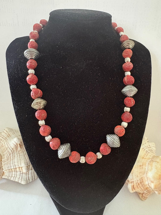 Vintage-Korallenkette mit kugelförmigen Korallenelementen und Metallzwischenteilen