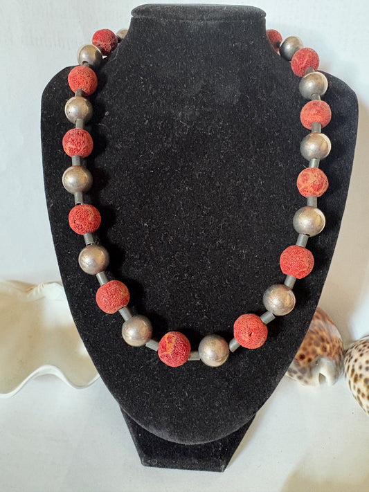 Vintage Korallenkette mit großen Kugeln und Metallakzenten – 48 cm Statement-Collier