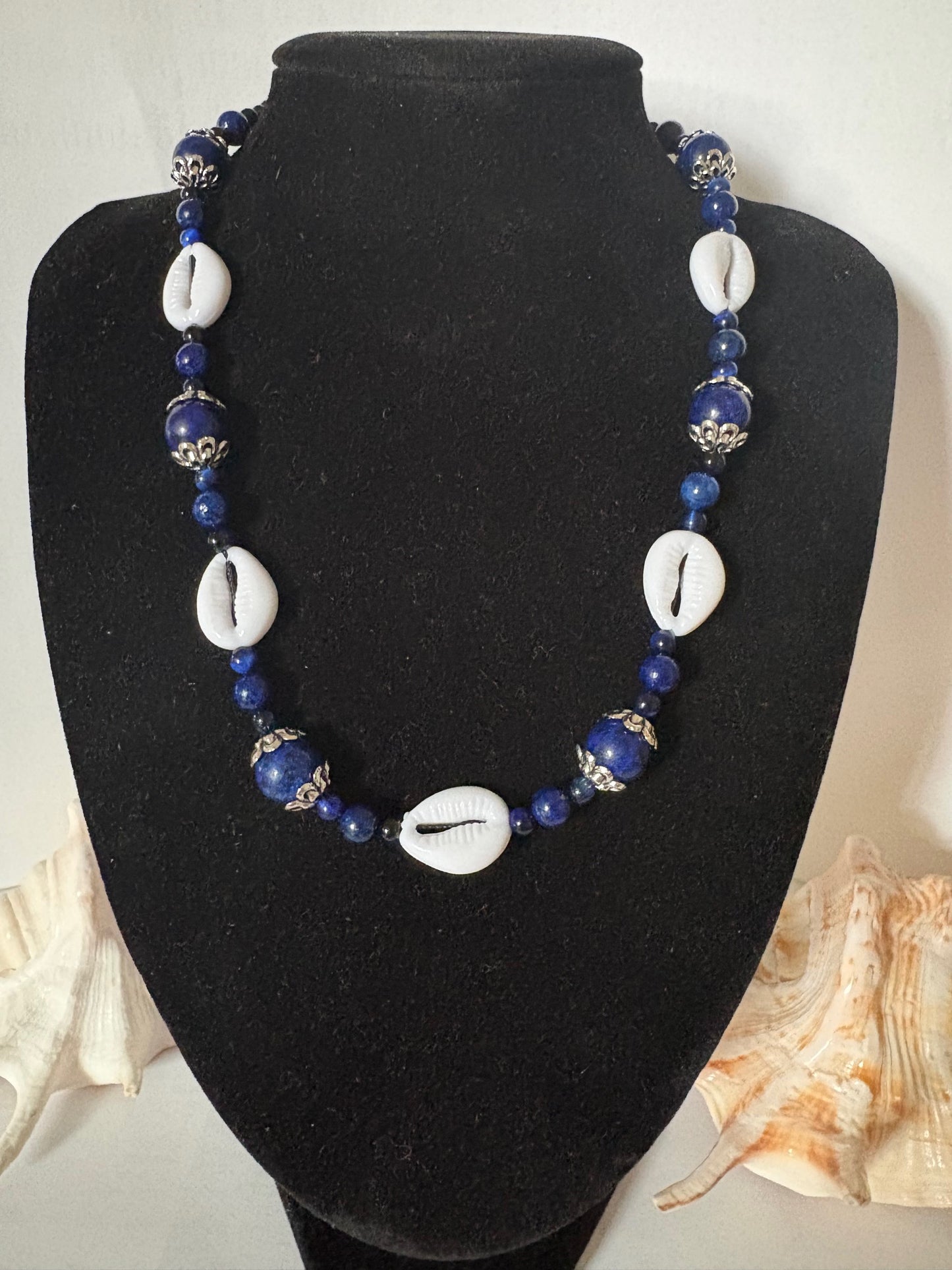 Handgefertigte Lapislazuli-Kette mit Muscheln – ca. 41,5 cm