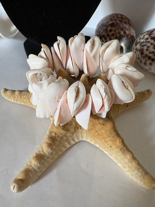 Vintage Muschelarmband in Blütenoptik – Elastisches Statement-Armband