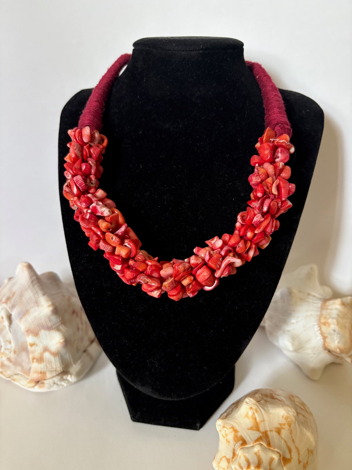 Vintage rote Korallenkette – opulentes Collier mit textiler Schnur, ca. 39 cm