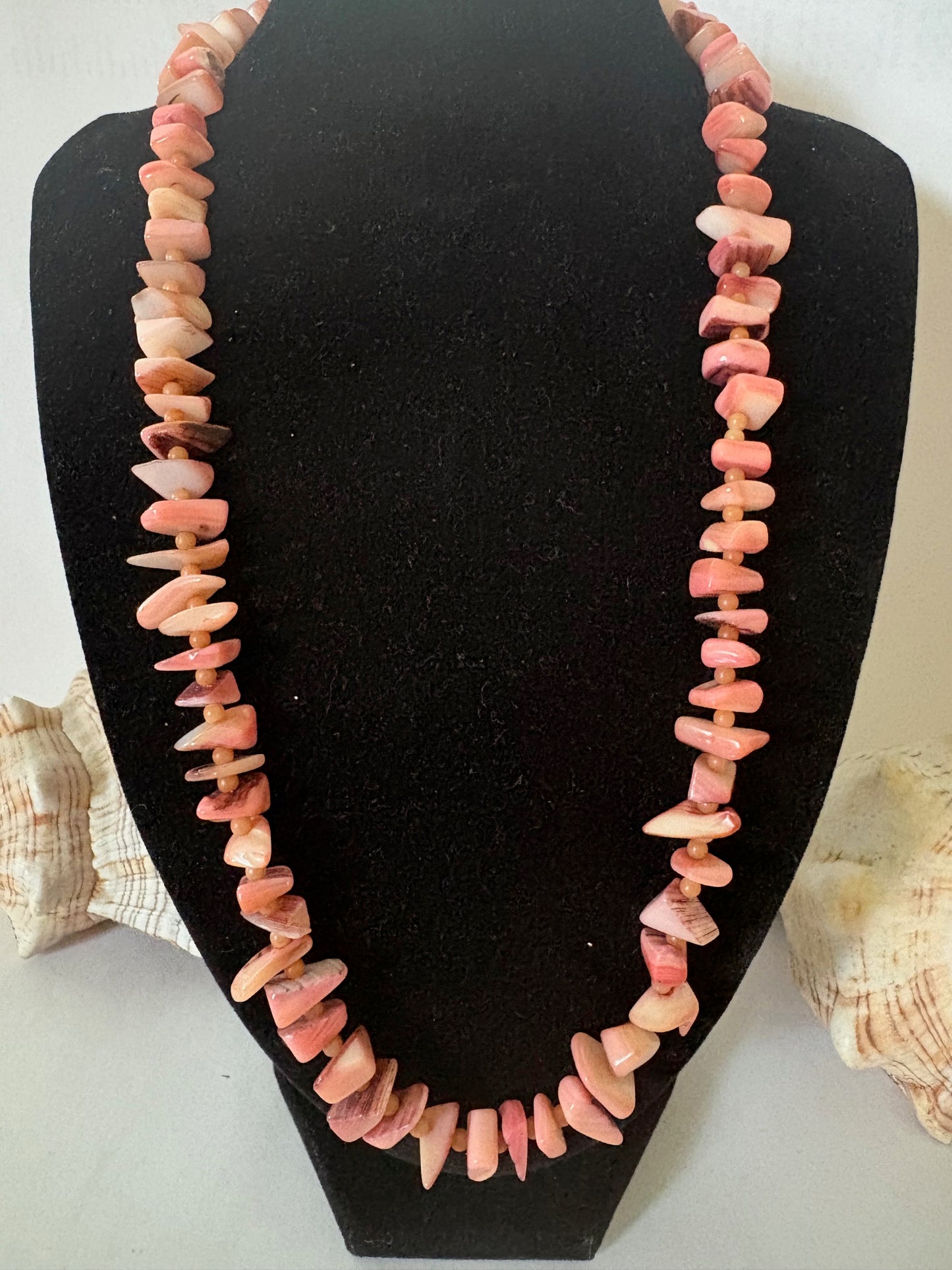 Vintage Kette in Rosé- und Cremetönen – organisch geformte Schmucksteine