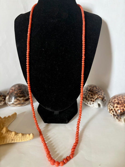 Lange Vintage Korallenkette 80 cm – Lachsrote Perlenkette mit Kastenschließe