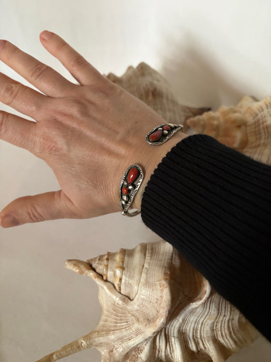Silberner Vintage-Armreif mit roter Koralle – klassischer Statement-Armreif