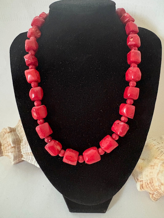 Klassische Vintage-Korallenkette in kräftigem Rot mit geometrischen Perlen