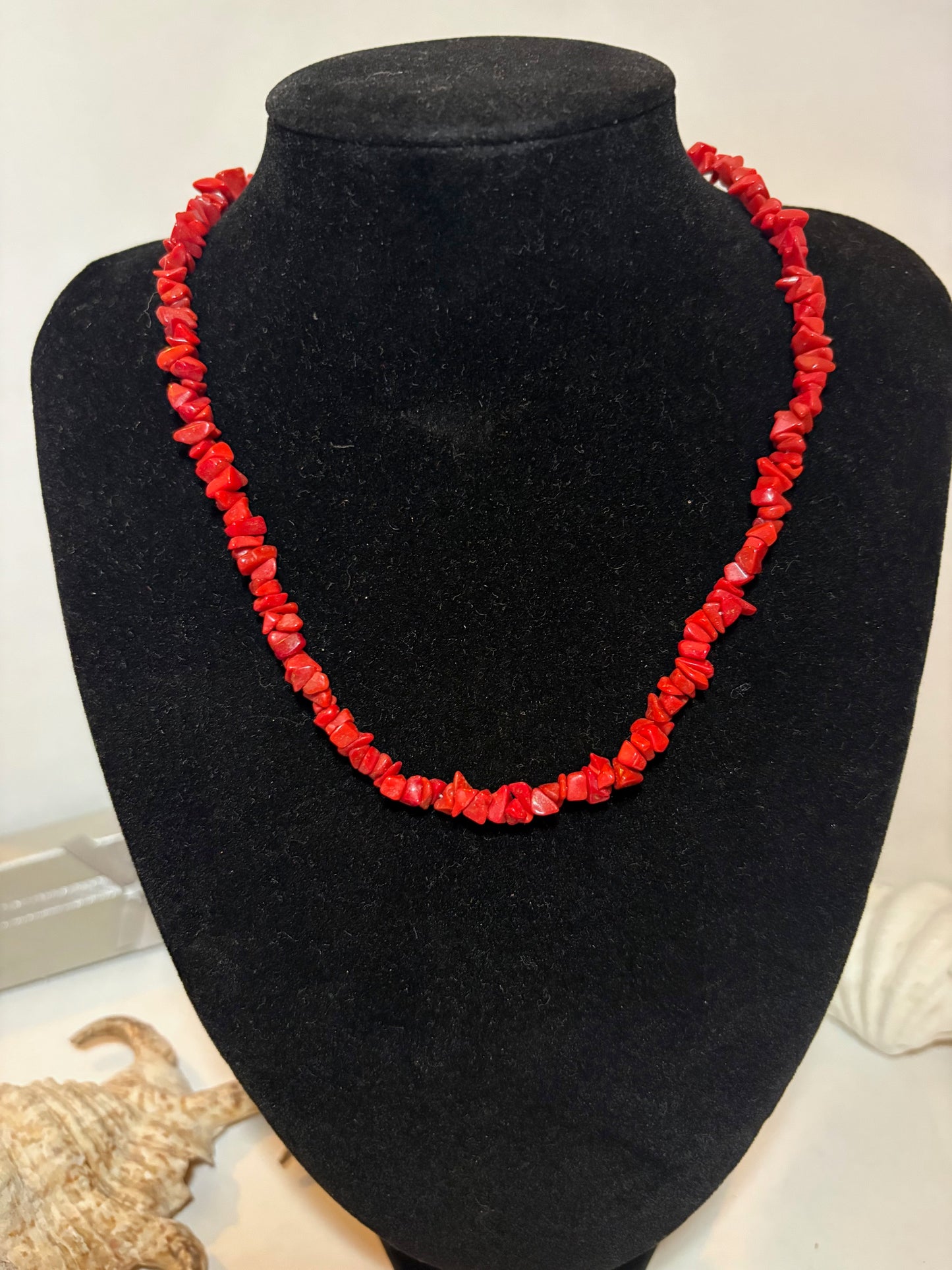 Vintage Korallenkette Kräftiges Rot – Halsnahe Naturform 39,5 cm