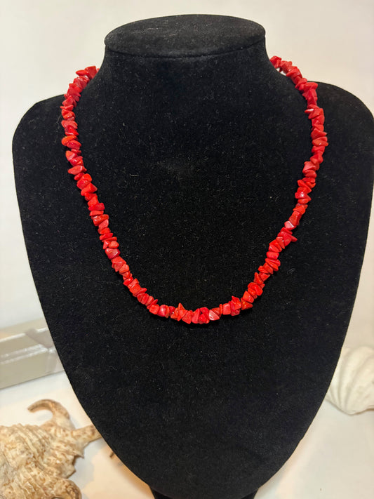 Vintage Korallenkette Kräftiges Rot – Halsnahe Naturform 39,5 cm