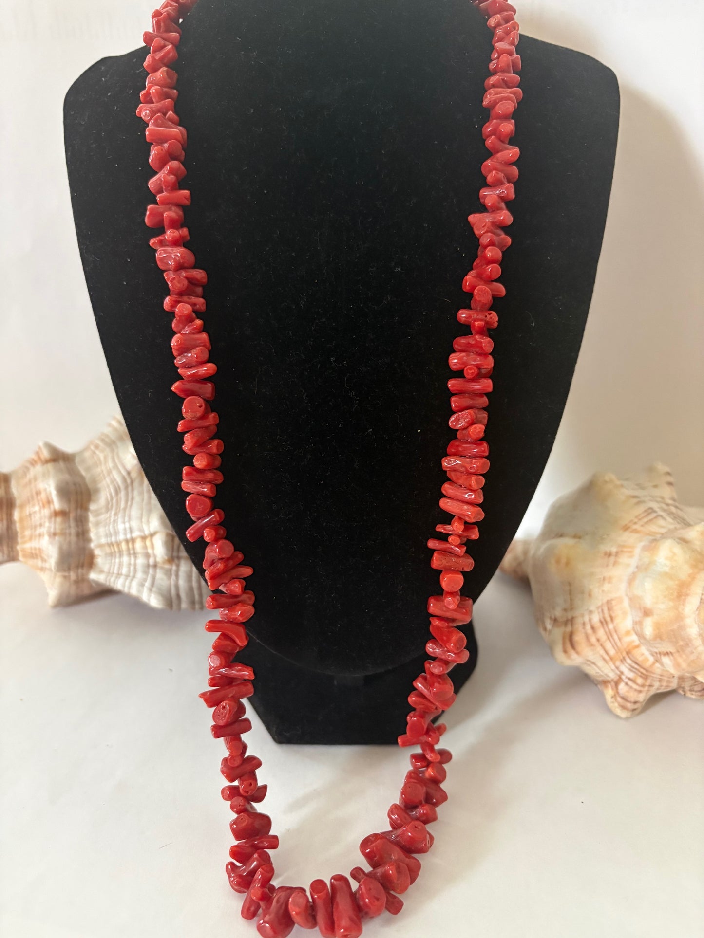 Lange Vintage-Korallenkette in kräftigem Rot – klassisches Collier mit natürlicher Ausstrahlung