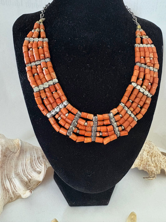 Mehrreihige Vintage-Korallenkette mit Metallelementen – klassisch & ausdrucksstark