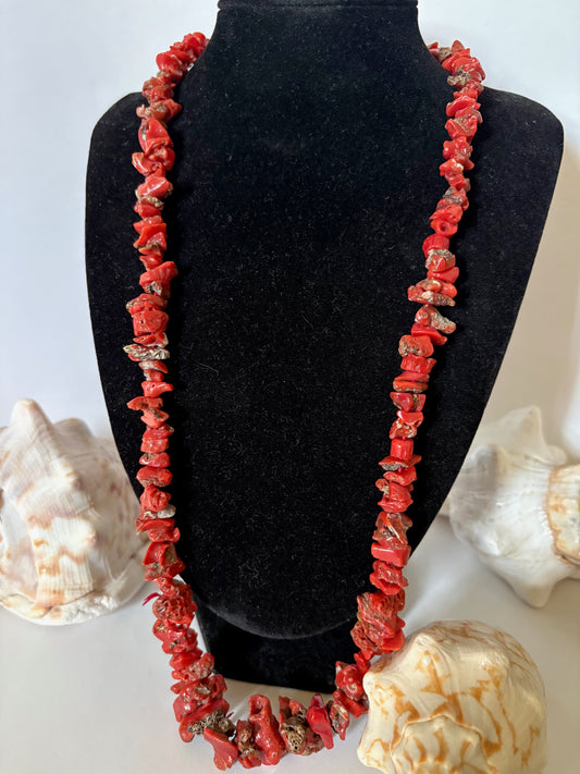 Vintage rote Korallenkette – lange Kette mit naturbelassenen Korallenstücken, ca. 65 cm