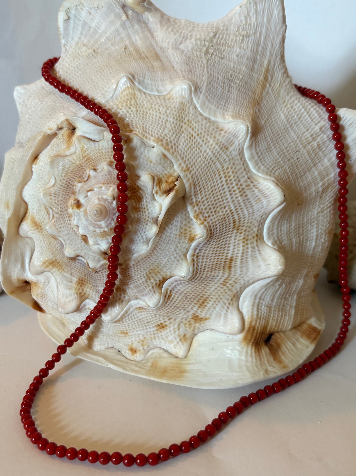 Feine Vintage Korallenkette 60 cm – Zarte Rot-Orange Perlen mit Goldoptik Verschluss