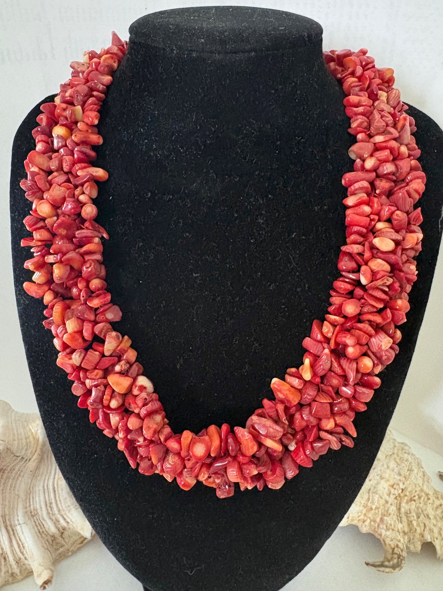 Vintage rote Korallenkette mit dekorativem Verschluss – klassisch & ausdrucksstark