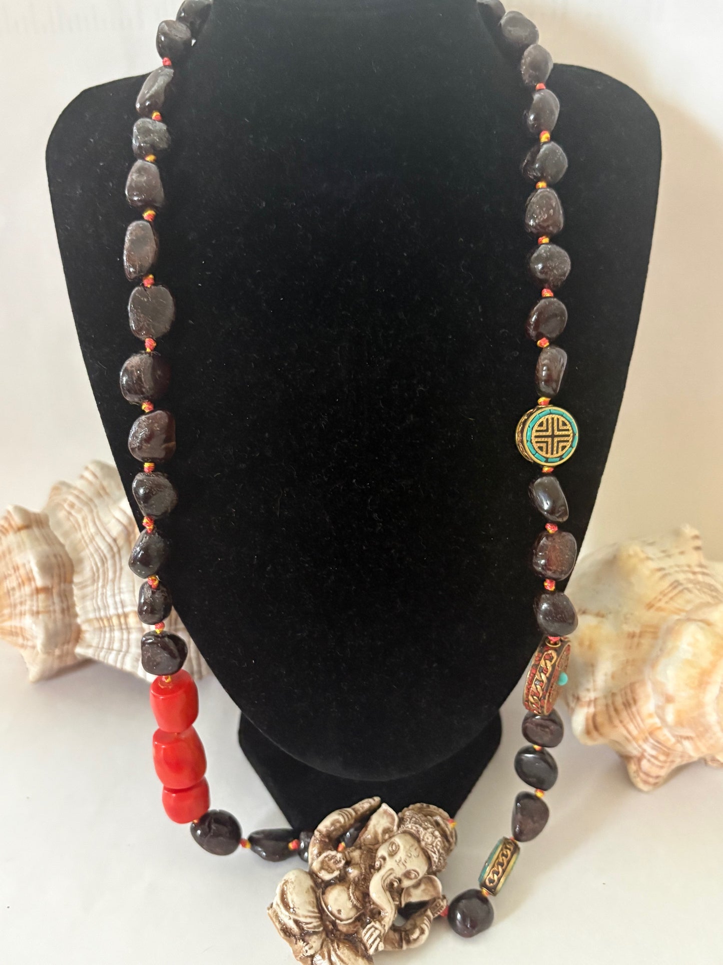 Lange handgefertigte Kette aus natürlichem Granat und Lachs-Koralle mit Ganesha-Anhänger (925 Silber)