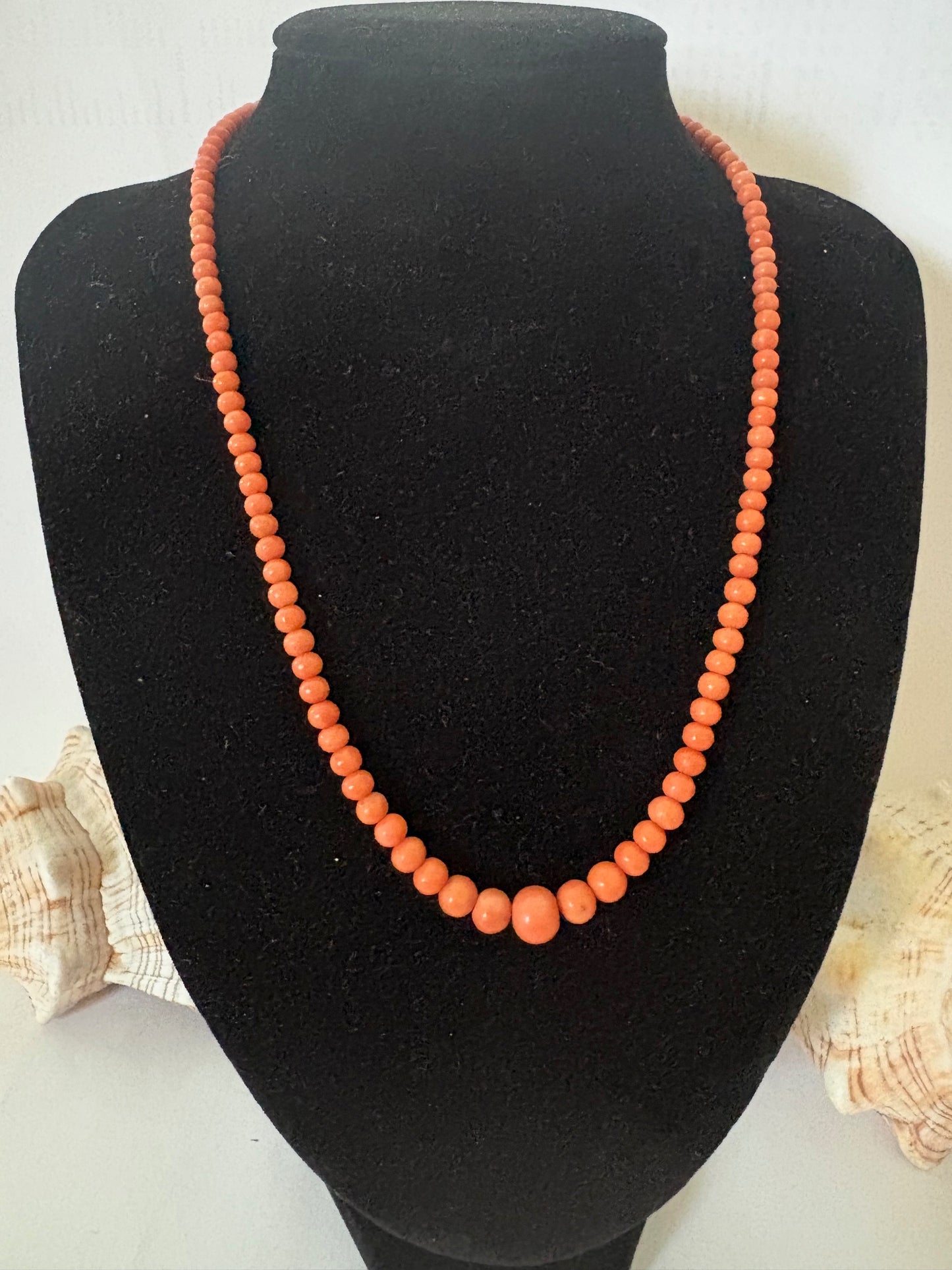 Vintage Korallenkette mit 333 Gold Tulpenverschluss – Fein abgestufte Rot-Orange Perlen – 42,5 cm