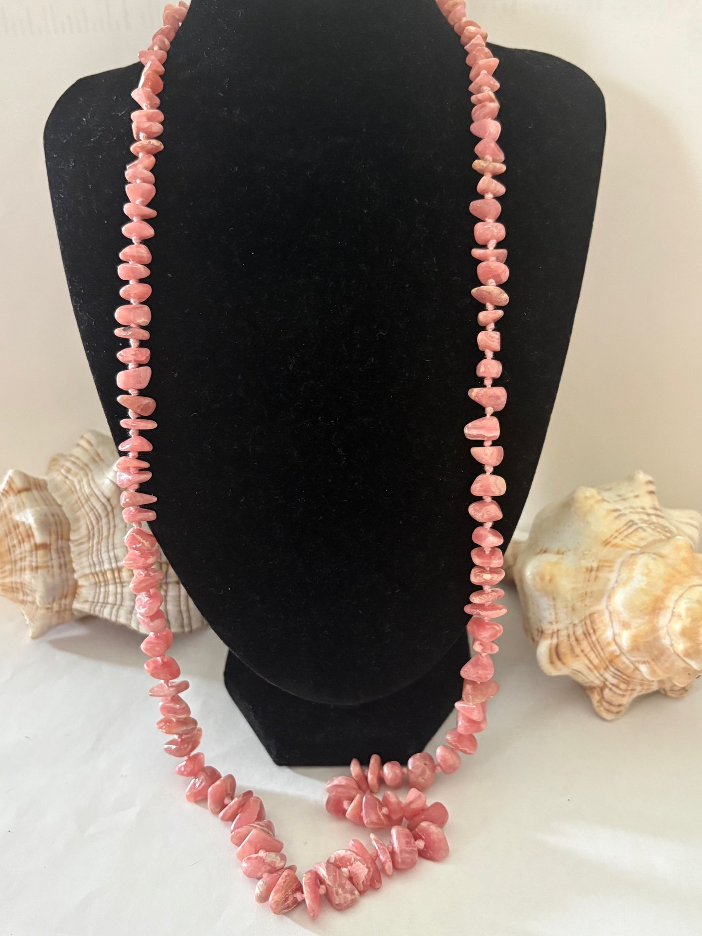 Lange Vintage-Rhodonitkette mit unregelmäßigen Steinelementen in Rosatönen