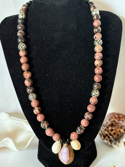 Boho Statement Halskette mit Rhodonit & Muschelanhänger – Handgefertigtes Unikat