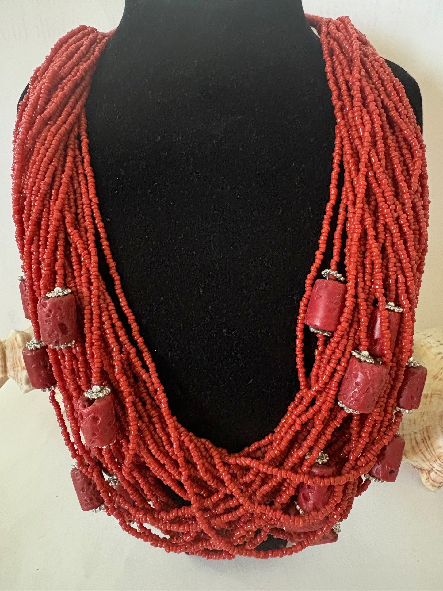 Mehrreihige Vintage-Korallenkette in kräftigem Rot – opulentes Statement-Collier mit textilem Verschluss