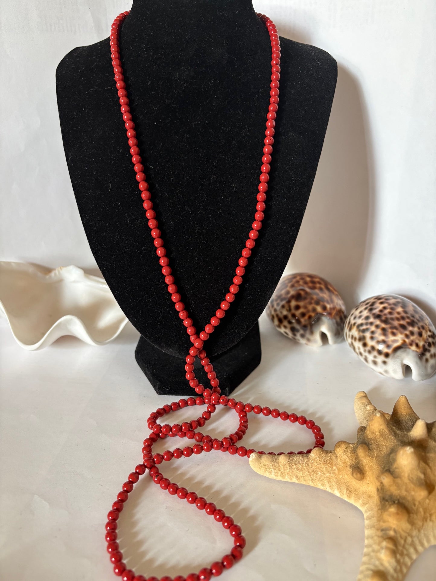 Lange Vintage Korallenkette mit Kugeln in intensivem Rot – 118 cm