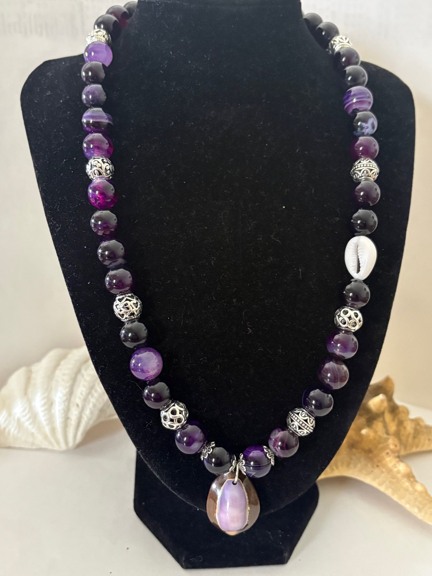 Handgefertigte Achat-Kette mit Muscheldetail – Lava & Metall – Boho Unikat