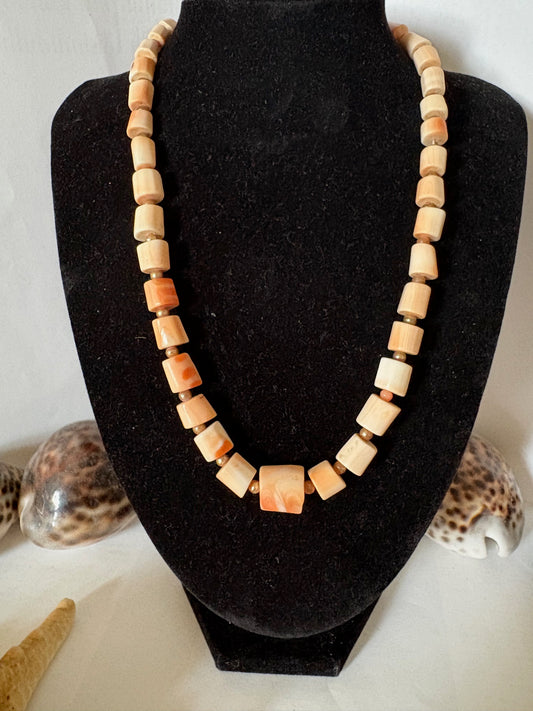 Vintage Korallenkette Naturtöne – Zylindrische Perlen in Creme & Apricot – 46 cm