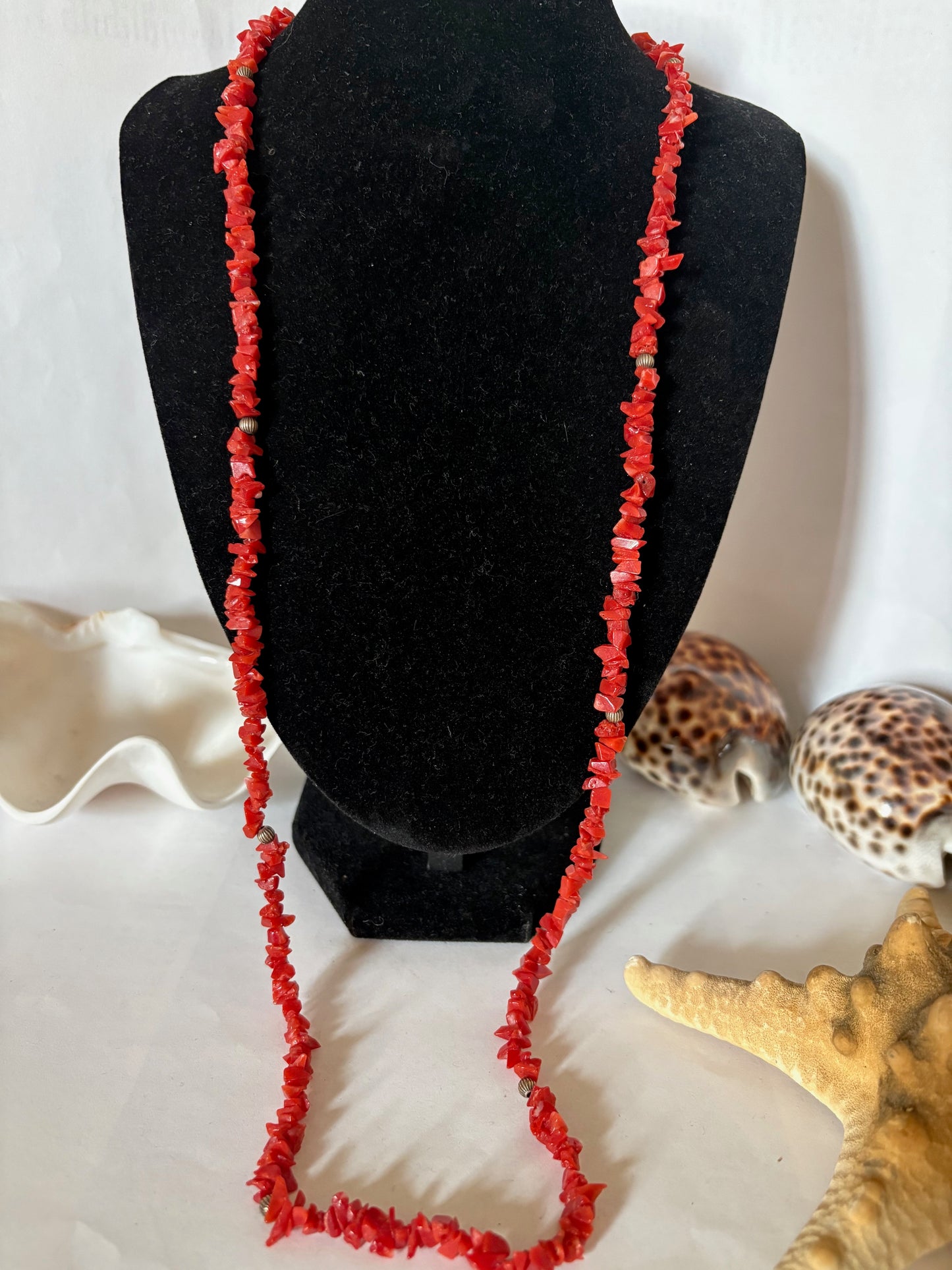 Lange Vintage Korallenkette in kräftigem Rot – 89,5 cm leichte Splitterkette