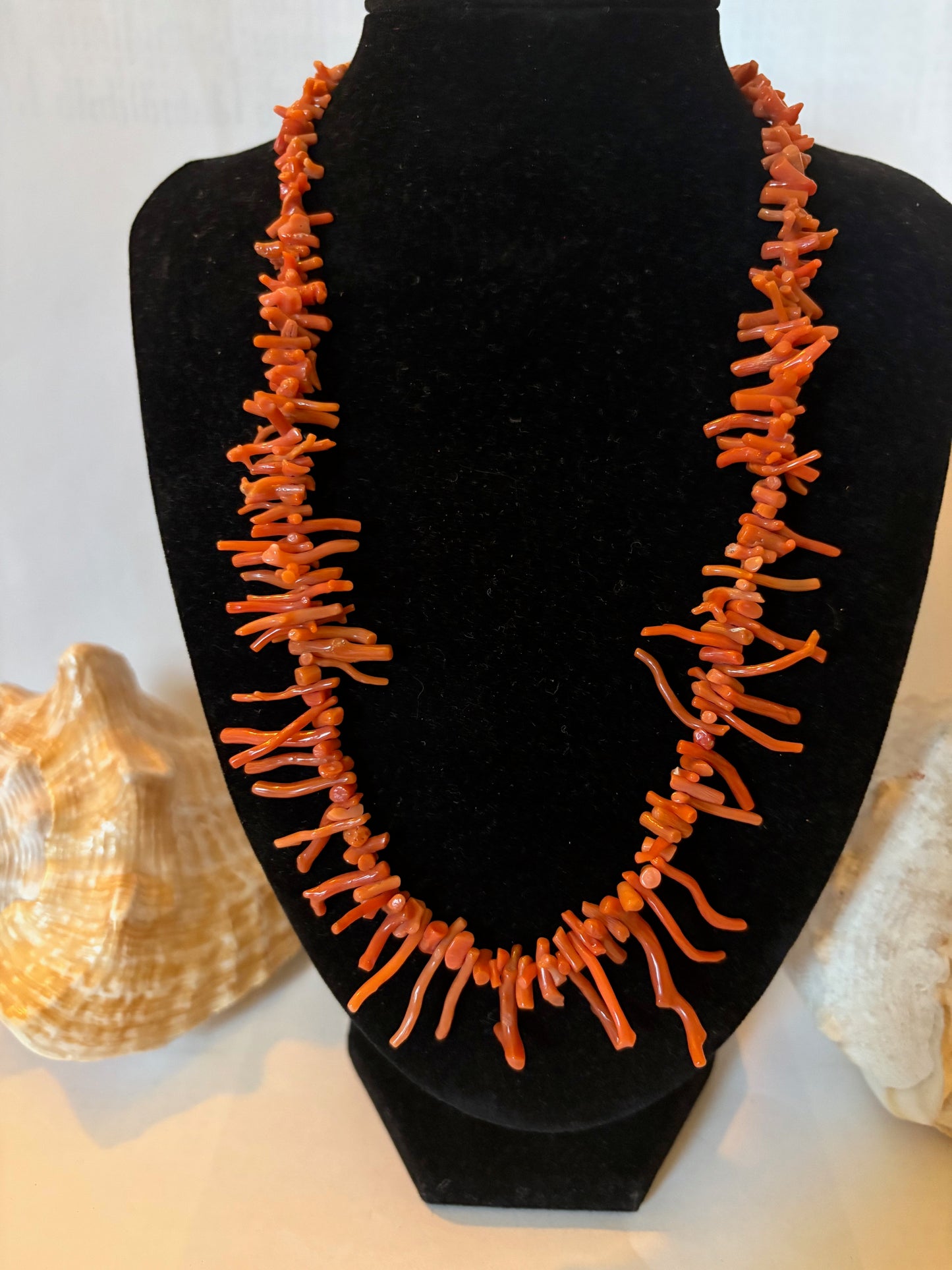 Vintage Korallenkette mit roter Mittelmeer-Koralle und 18 kt Gelbgoldverschluss