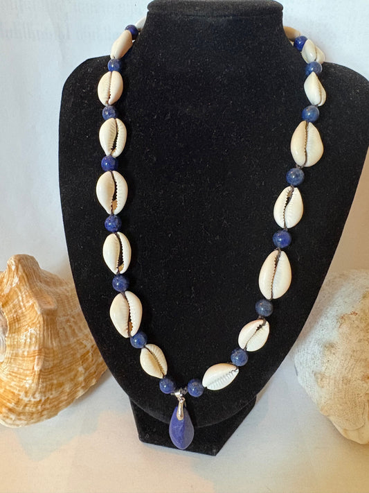 Handgefertigte Lapislazuli-Kette mit Muscheln & Lapislazuli-Anhänger – maritim & natürlich