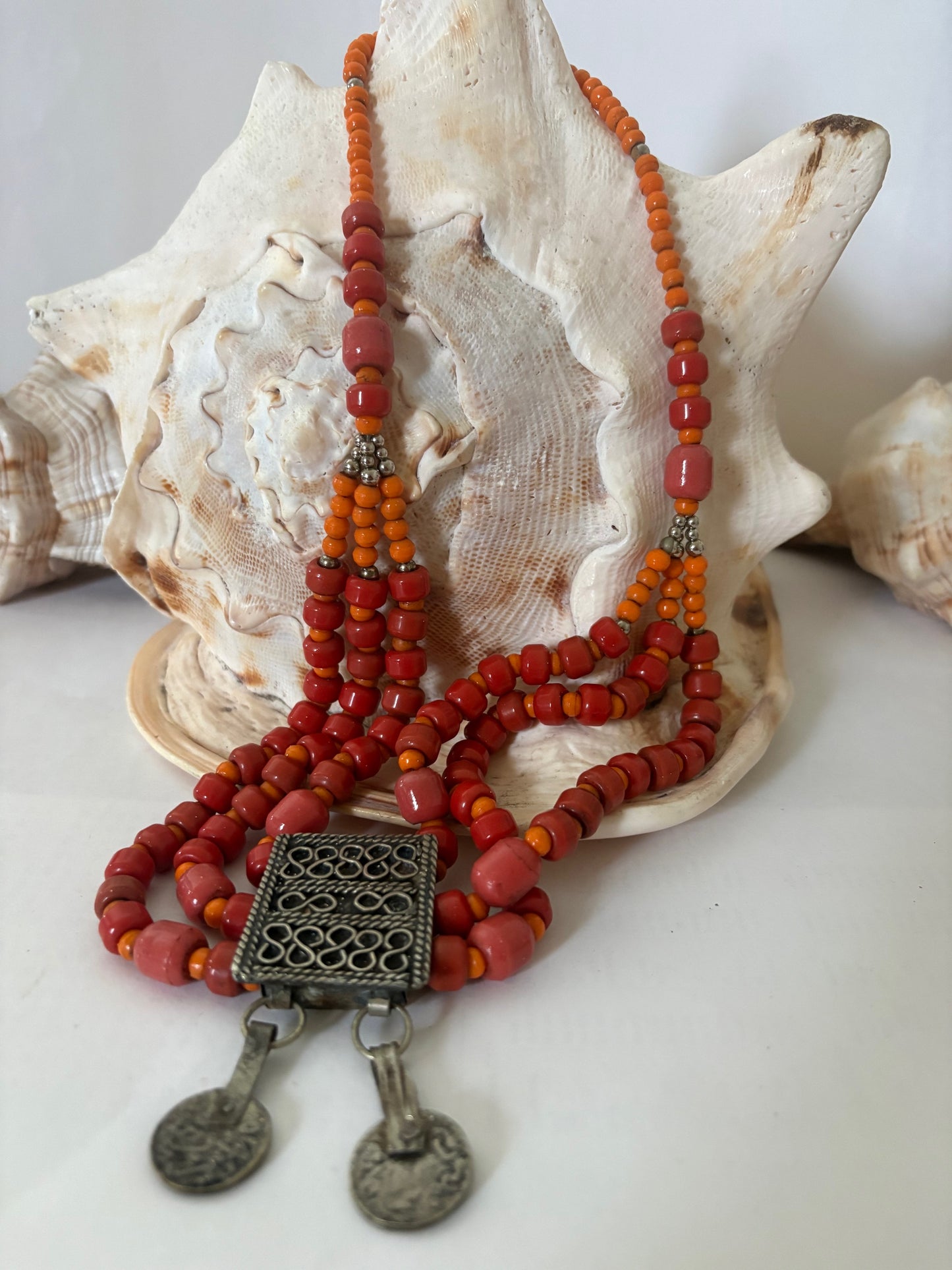 Klassische Vintage-Korallenkette in warmen Rot- und Orangetönen