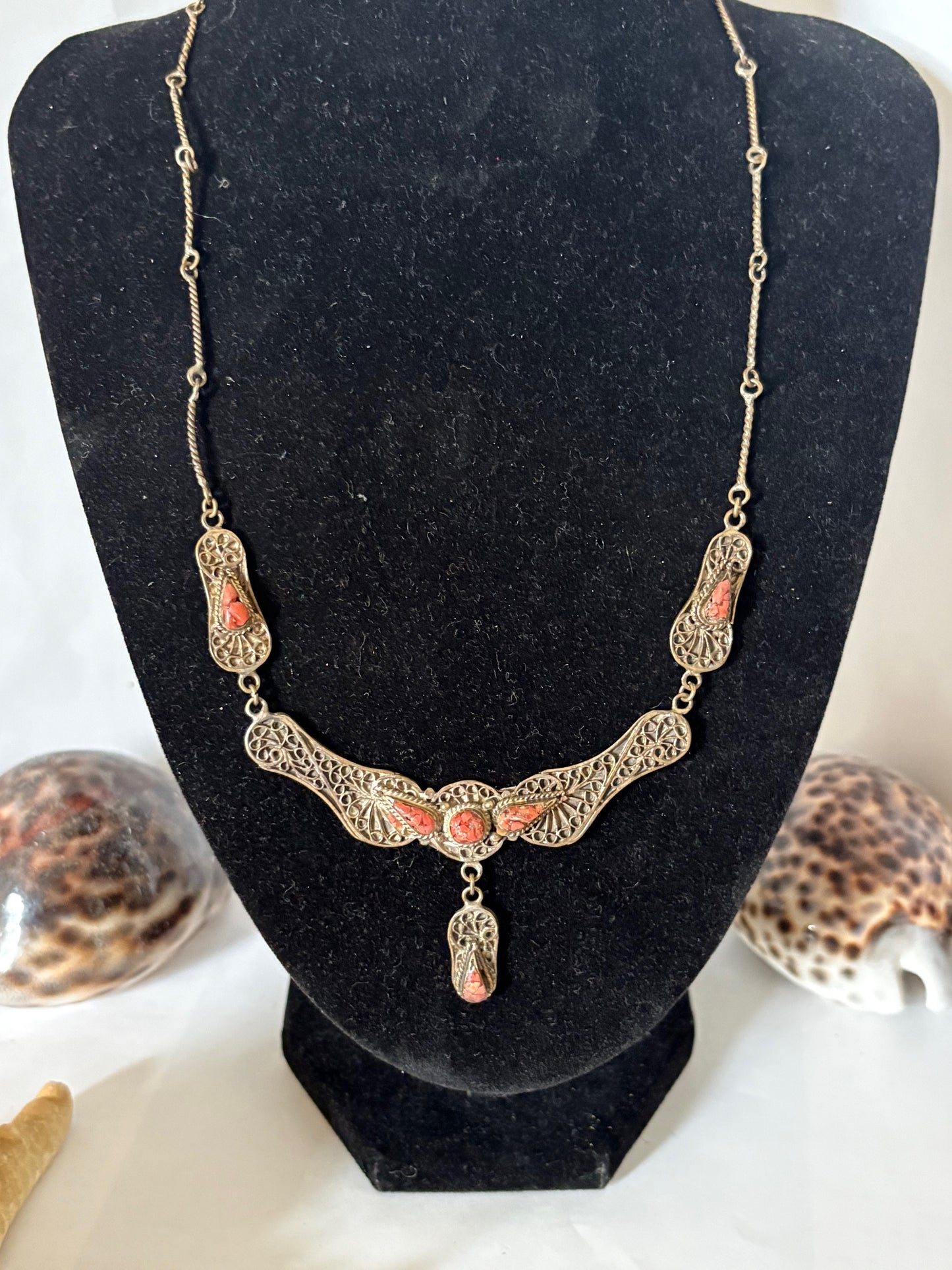 Vintage Korallen Collier mit Zierelementen – Antik inspirierte Halskette mit Metallornamenten