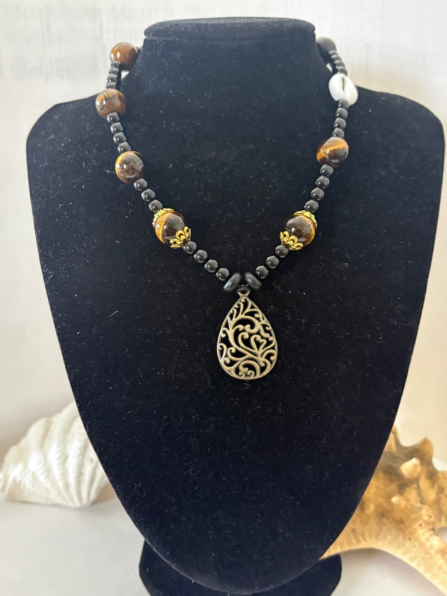 Handgefertigte Tigerauge-Kette kurz – 34 cm – Ornament-Anhänger – Boho Unikat