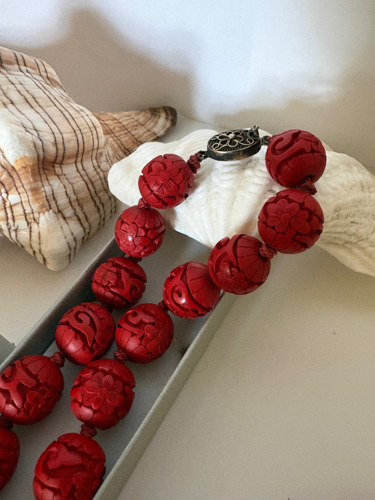 Vintage Zinnoberkette aus China – handgeschnitzt, ca. 75 cm