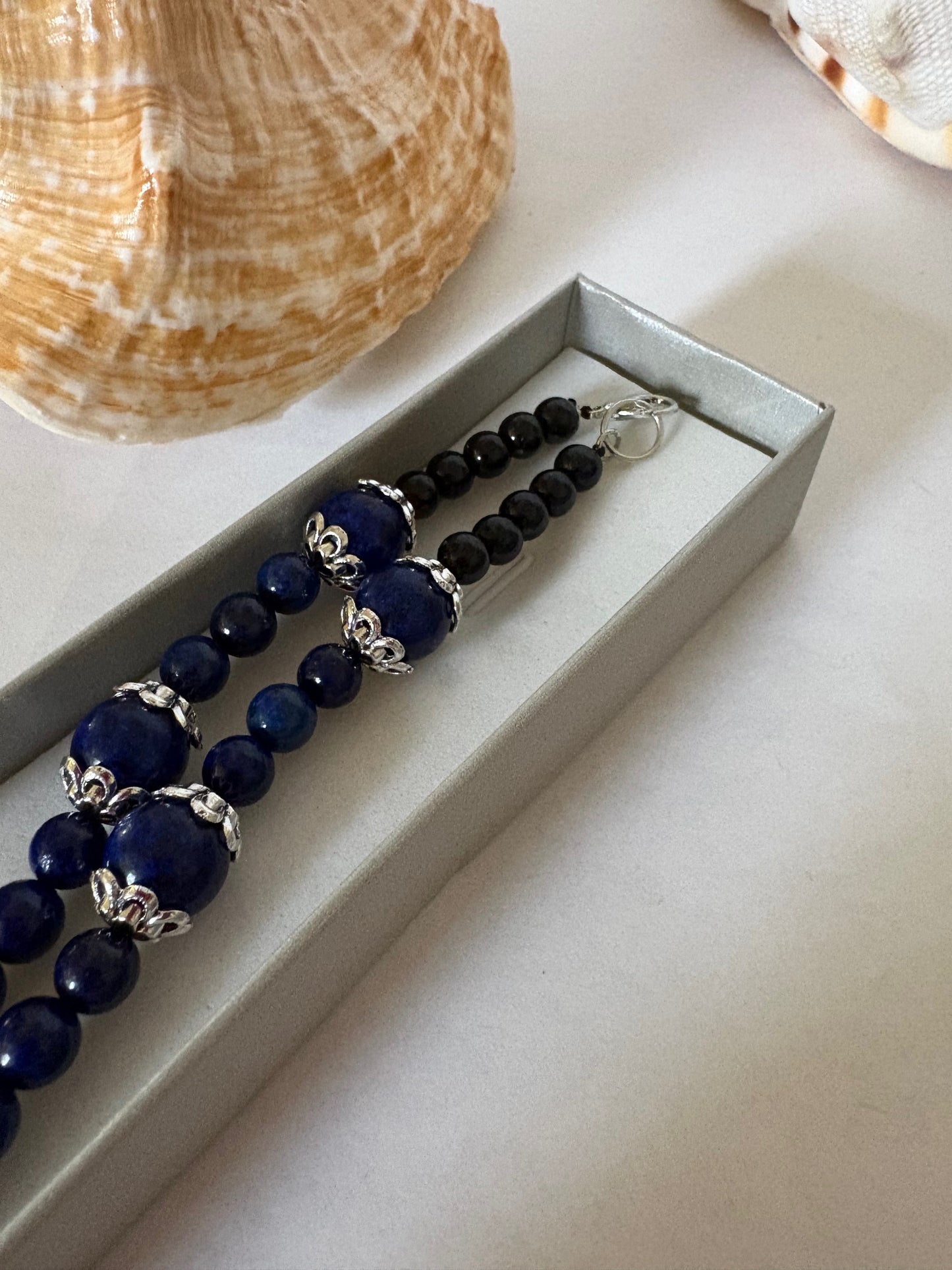 Handgefertigte Lapislazuli-Muschelkette mit Lapis-Anhänger ca. 51 cm